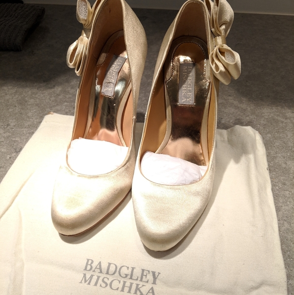 Badgley Mischka Calton Pumps - Picture 2 of 6
